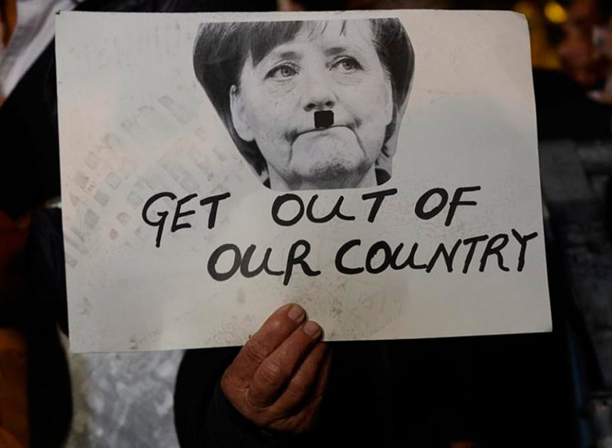 El País de España retiró la columna en la que Merkel era comparada a Hitler