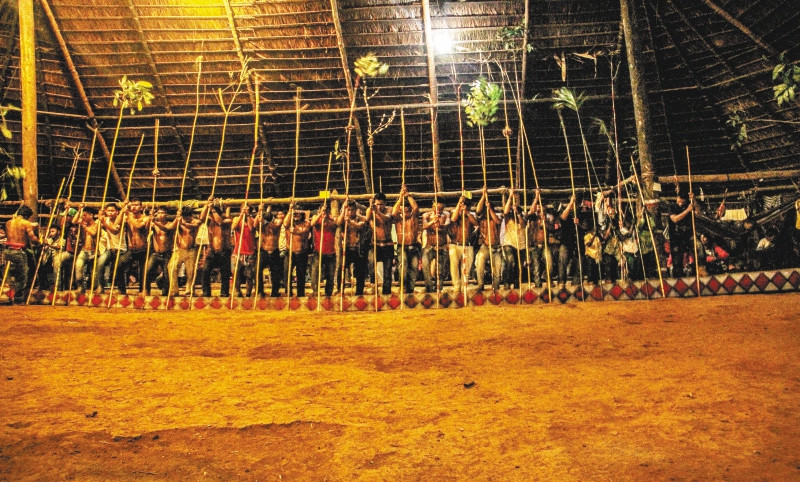 El baile del yadiko es propio de los indígenas uitotos y se baila sobre un pesado palo pintado como una boa, dependiendo del momento del año. / Angélica Cuevas