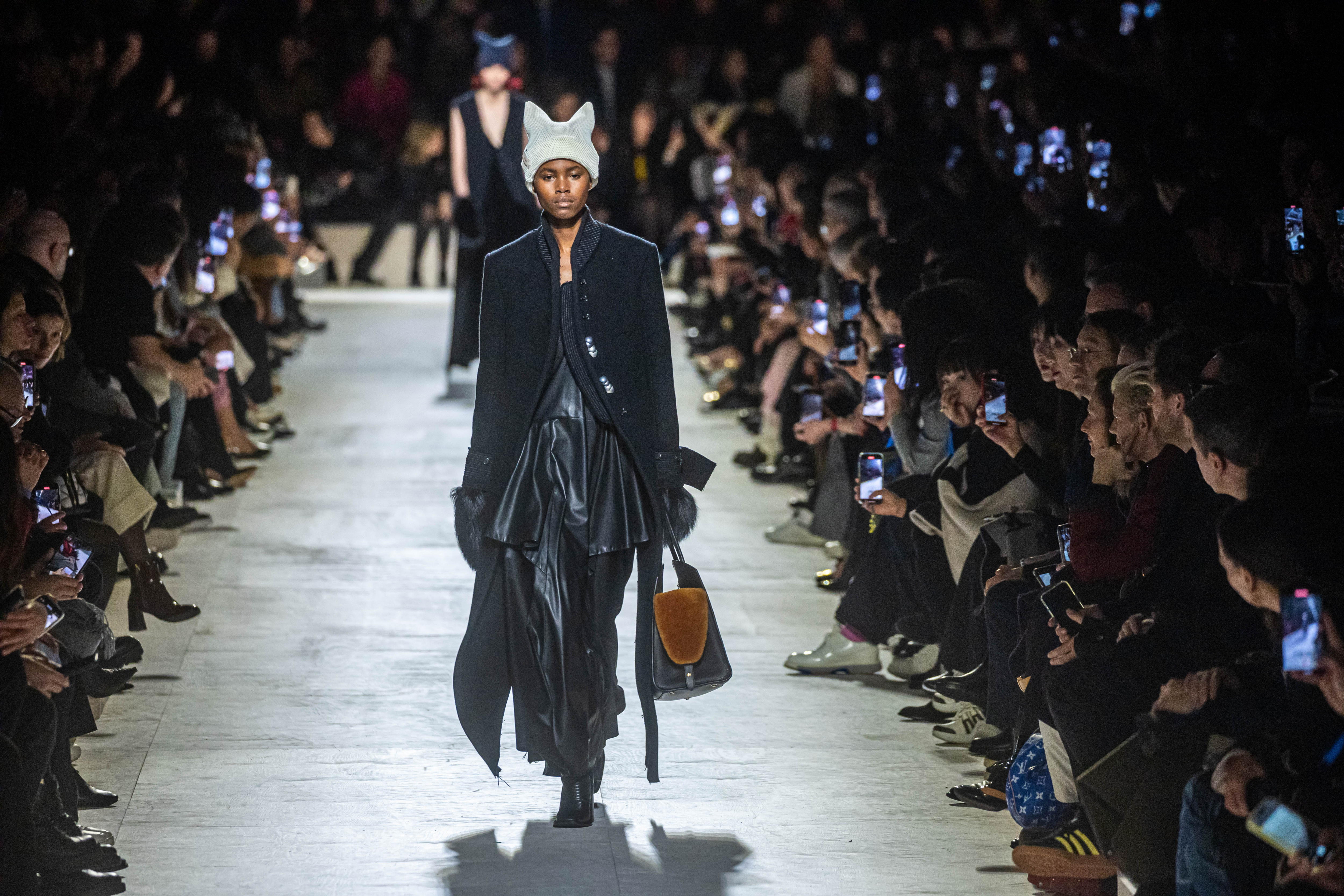 Paris (France), 05/03/2024.- A model presents a creation from the Fall/Winter 2024/2025 Collection by French designer Nicolas Ghesquiere for Louis Vuitton during the Paris Fashion Week, in Paris, France, 05 March 2024. The presentation of the women's collections runs from 25 February to 05 March 2024. (Moda, Francia) EFE/EPA/CHRISTOPHE PETIT TESSON