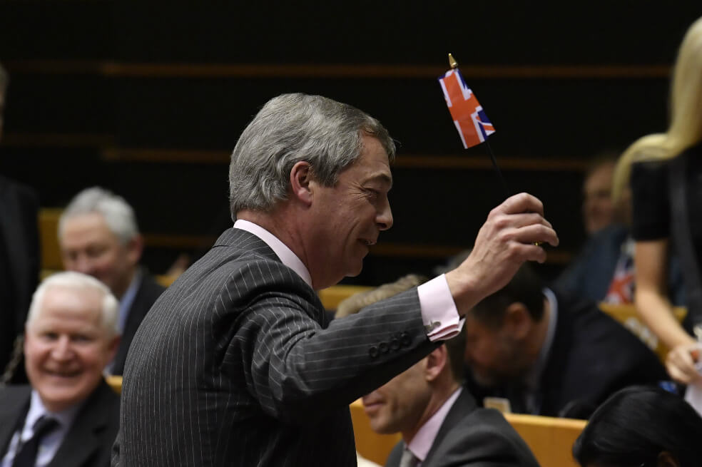 La Eurocámara da el último sello al brexit y los británicos se despiden entre lágrimas