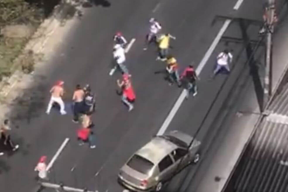 Durante clásico paisa hinchas del DIM se enfrentaron entre sí en plena vía pública
