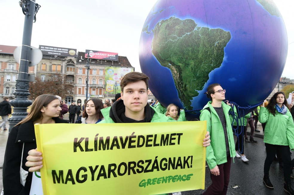 También hubo protestas en Budapest.AFPEn Flers-en-Escrebieux, en el norte de Francia, unos cuarenta activistas desplegaron pancartas en las que se leía "Amazon destruye puestos de trabajo y el clima" o "Block Friday" frente a una sede de Amazon, cuyas entradas fueron custodiadas por una veintena de policías, indicó un cámara de la AFP.