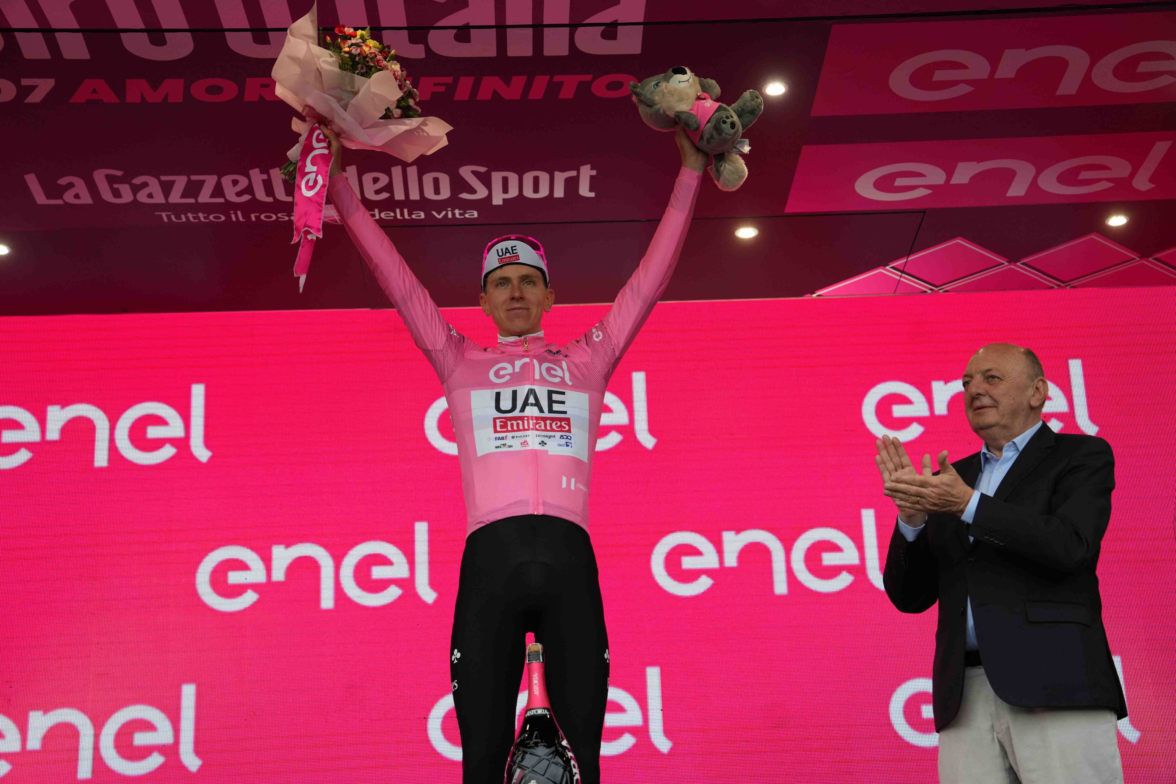 A pesar de su caída, Tadej Pogacar ganó la etapa 2 del Giro y es nuevo líder