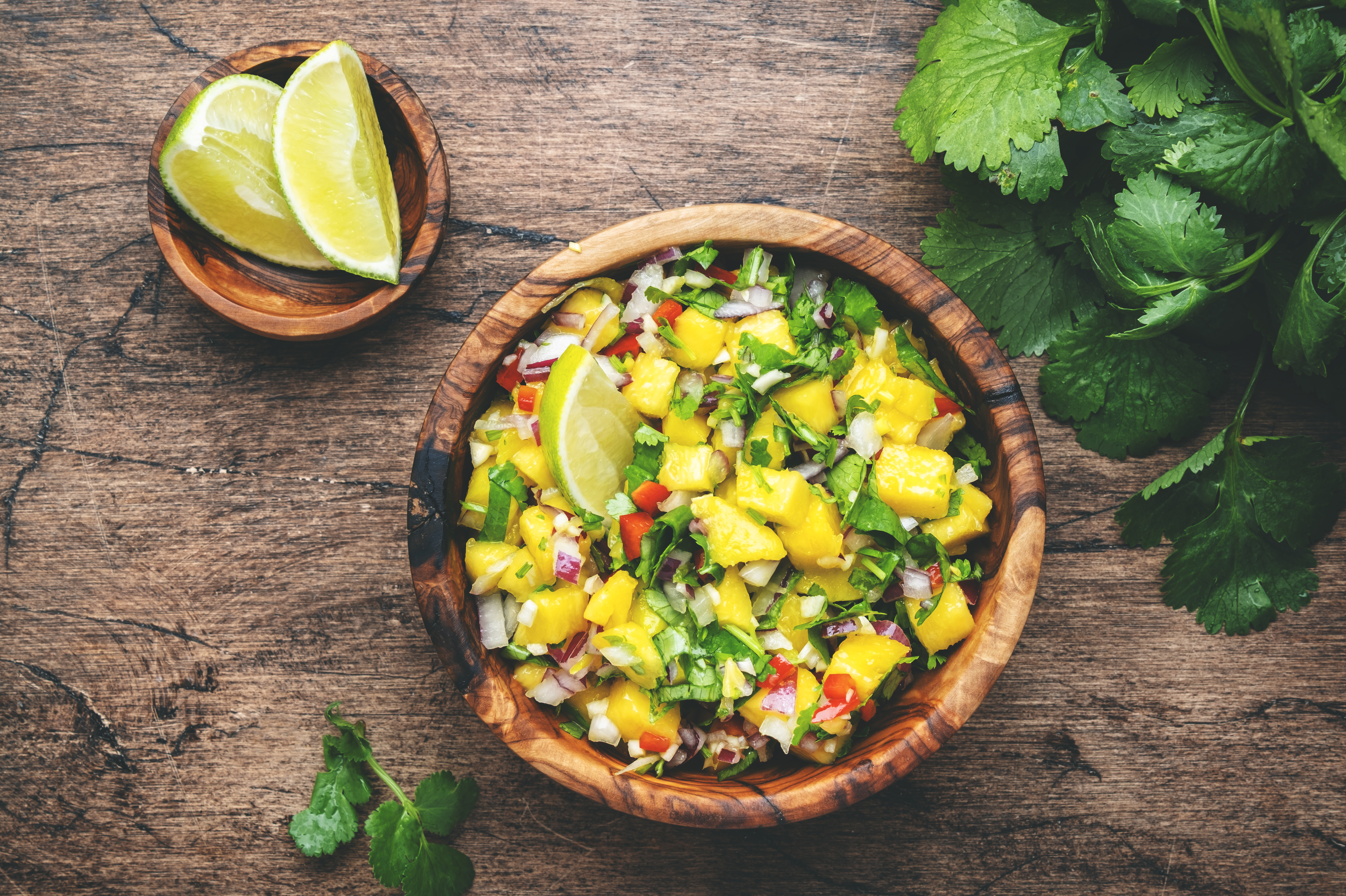 Ensalada con mango y lechuga fresca para empezar la semana