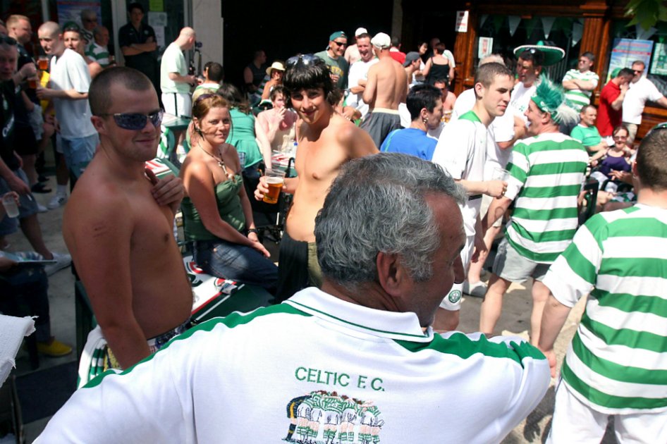 Club de fútbol pide a sus hinchas que se duchen antes de ir al estadio