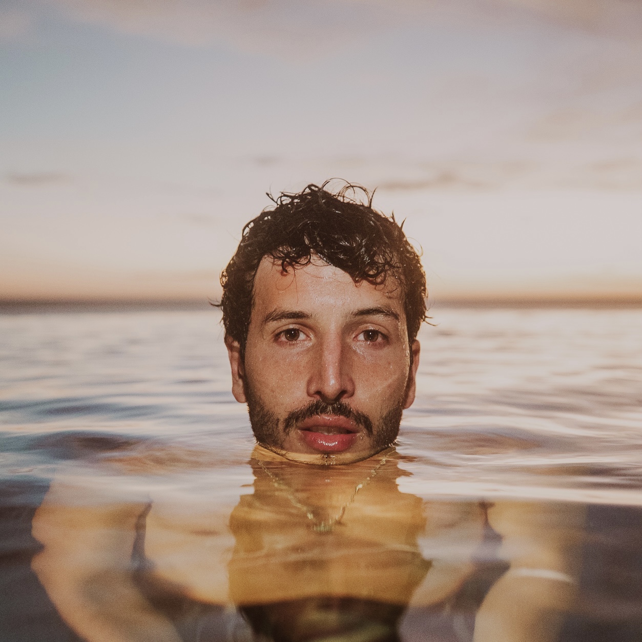 Sebastián Yatra celebra un año multiplatino con el debut de “Dharma+”