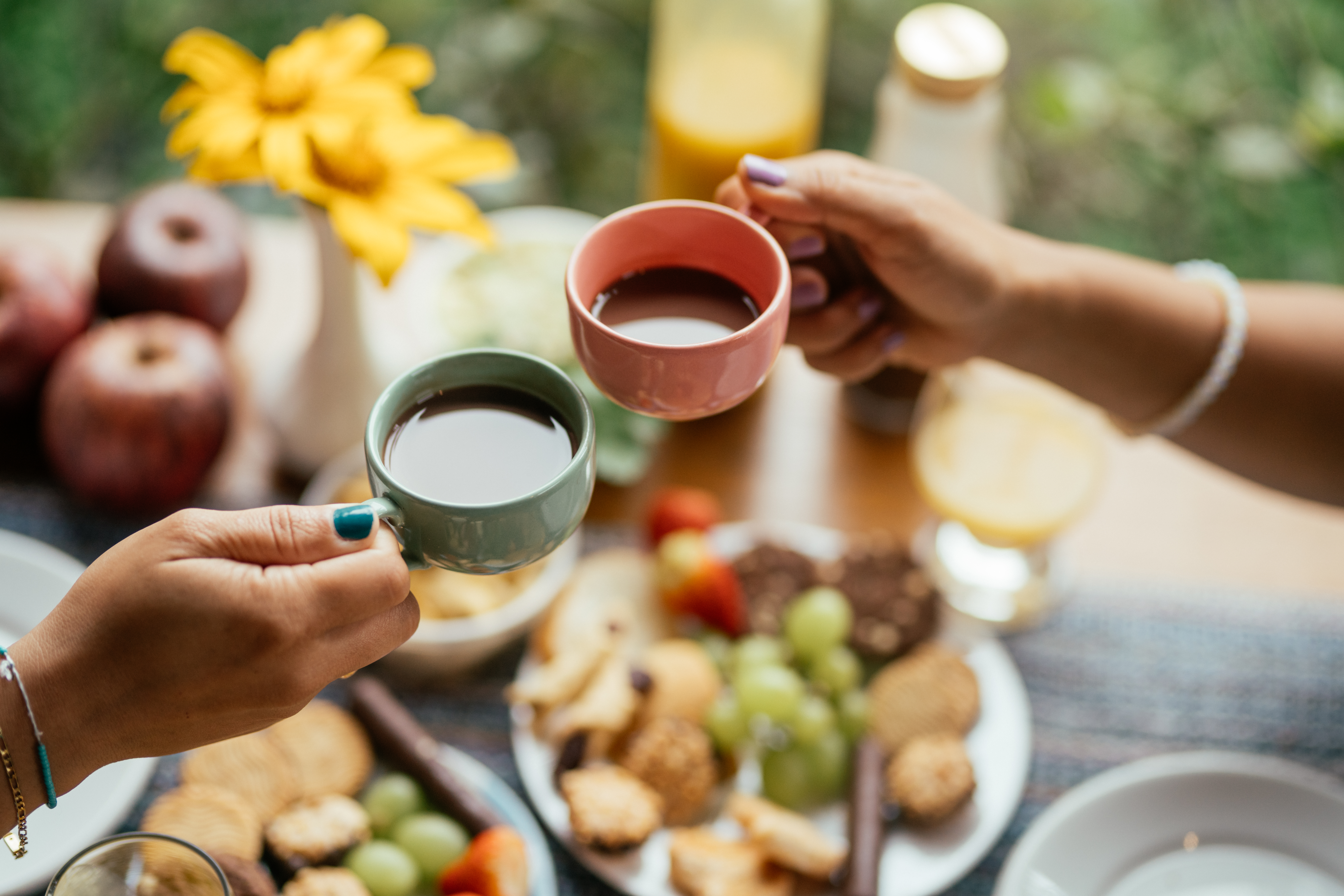 “Coffee party”: la fiesta que cambia el alcohol por café y se vuelve tendencia