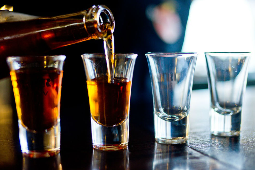 Van 20 intoxicados con licor adulterado: ¿cuál es riesgo y cómo evitarlo?