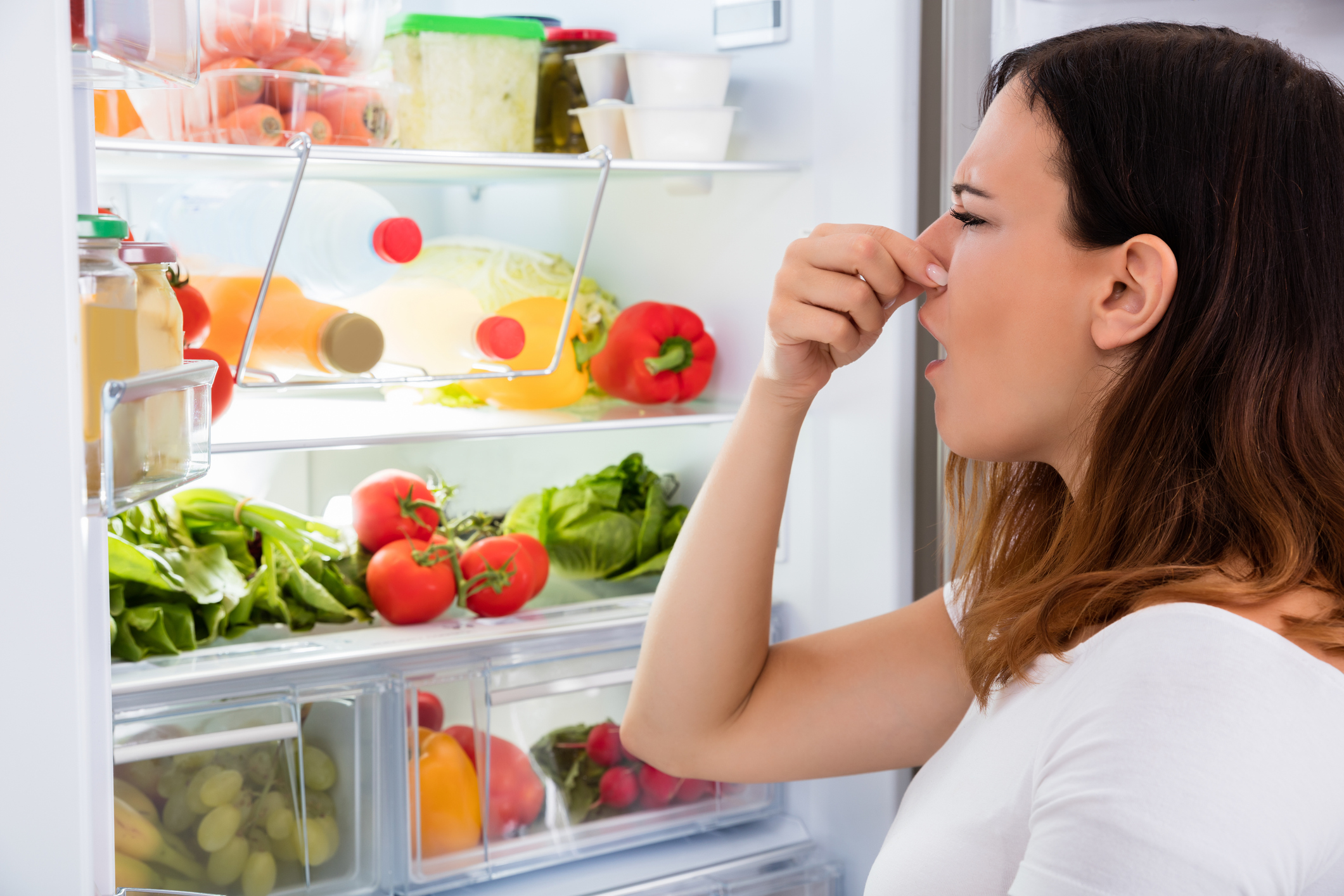 Por qué la nevera huele mal: siete tips para mantenerla fresca