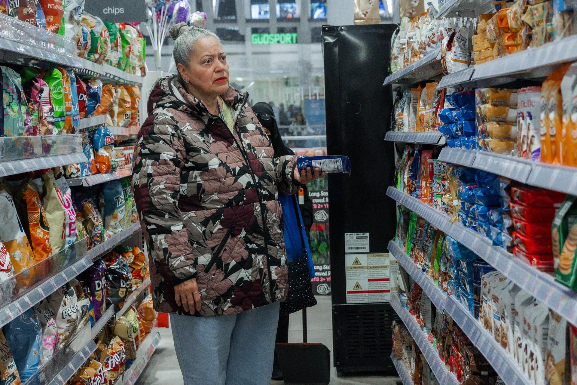 La inflación en Estados Unidos cayó por baja en gasolina, pero persisten riesgos