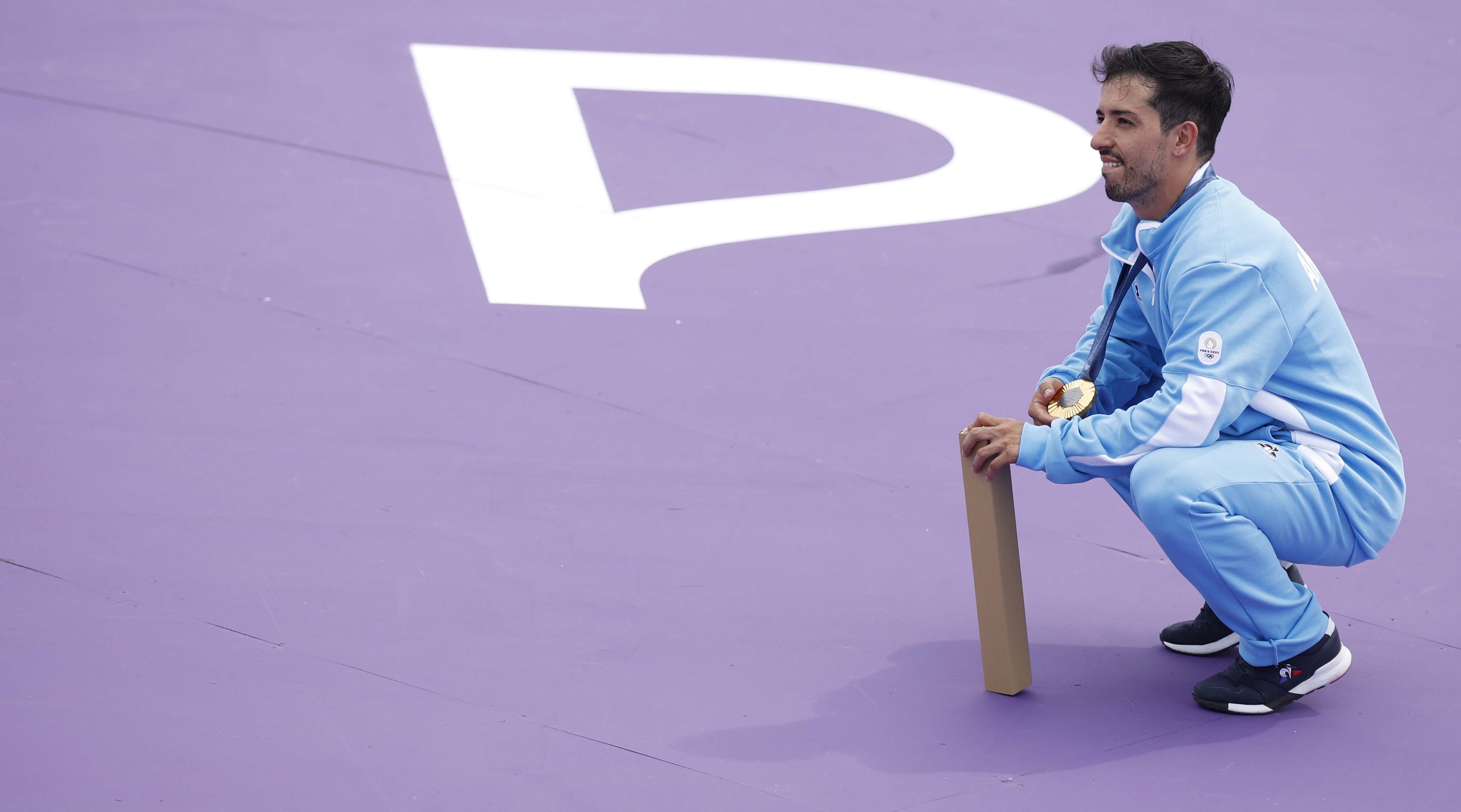 Paris (France), 31/07/2024.- Gold medalist Jose Torres Gil of Argentina poses after the podium for the Men Park Final of the Cycling BMX Freestyle competitions in the Paris 2024 Olympic Games, at the La Concorde in Paris, France, 31 July 2024. (Ciclismo, Francia, Concordia) EFE/EPA/YOAN VALAT
