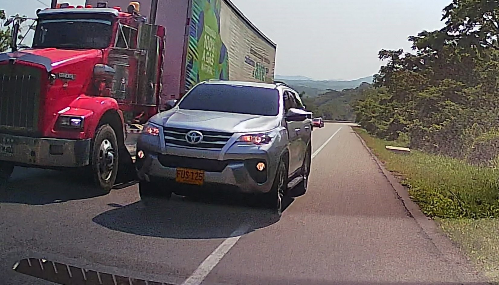 En video: conductor invadió carril y casi provoca accidente en Bolívar