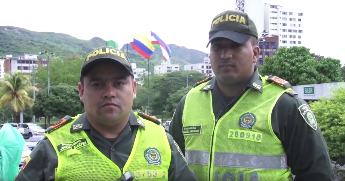 Dos policías atendieron un parto en plena vía pública de Cali
