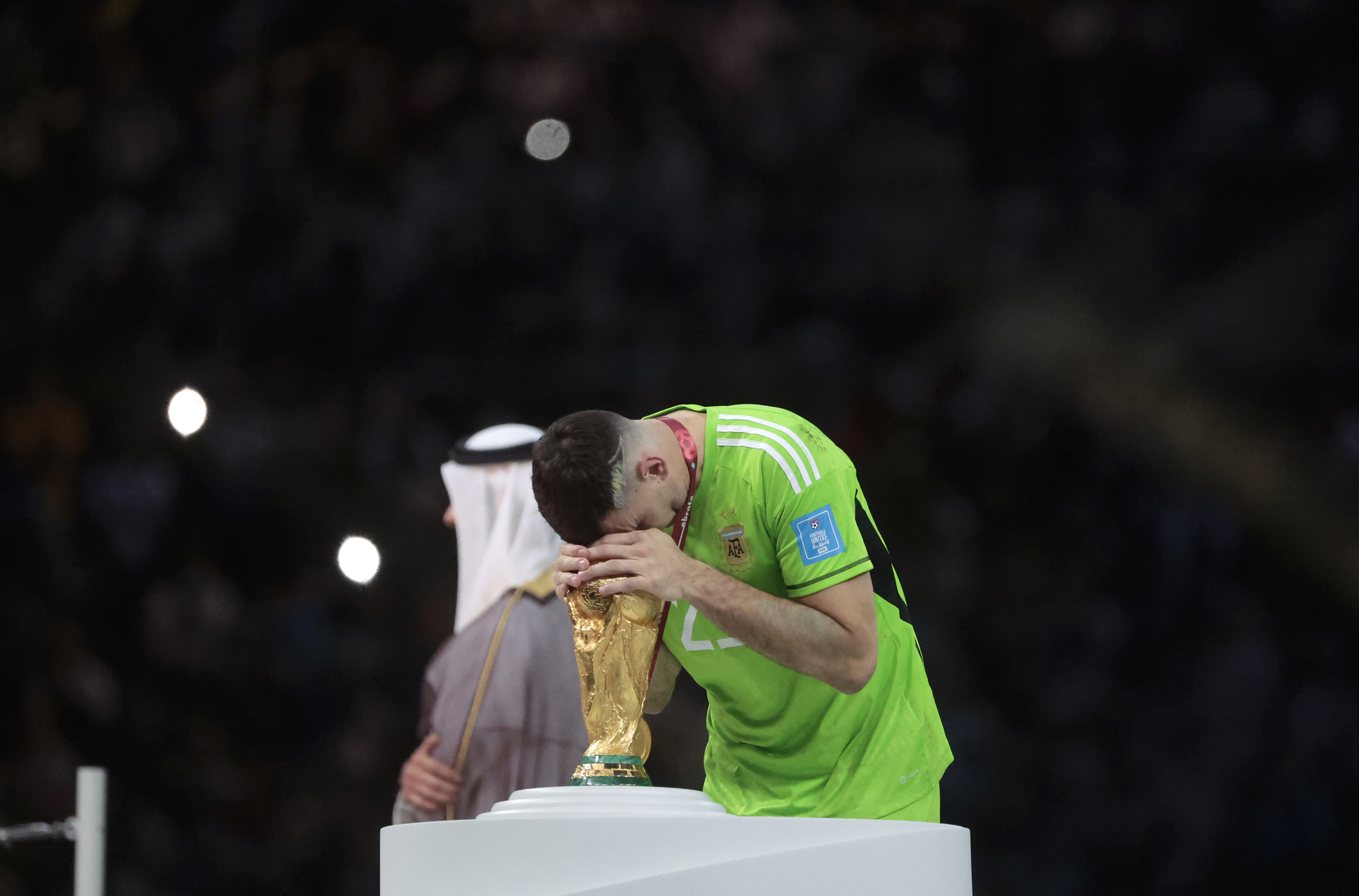 GR7042. LUSAIL (CATAR), 18/12/2022.- Emiliano Martínez arquero de Argentina toca el trofeo de la Copa del Mundo hoy, en la final del Mundial de Fútbol Qatar 2022 entre Argentina y Francia en el estadio de Lusail (Catar). EFE/ Juan Ignacio Roncoroni