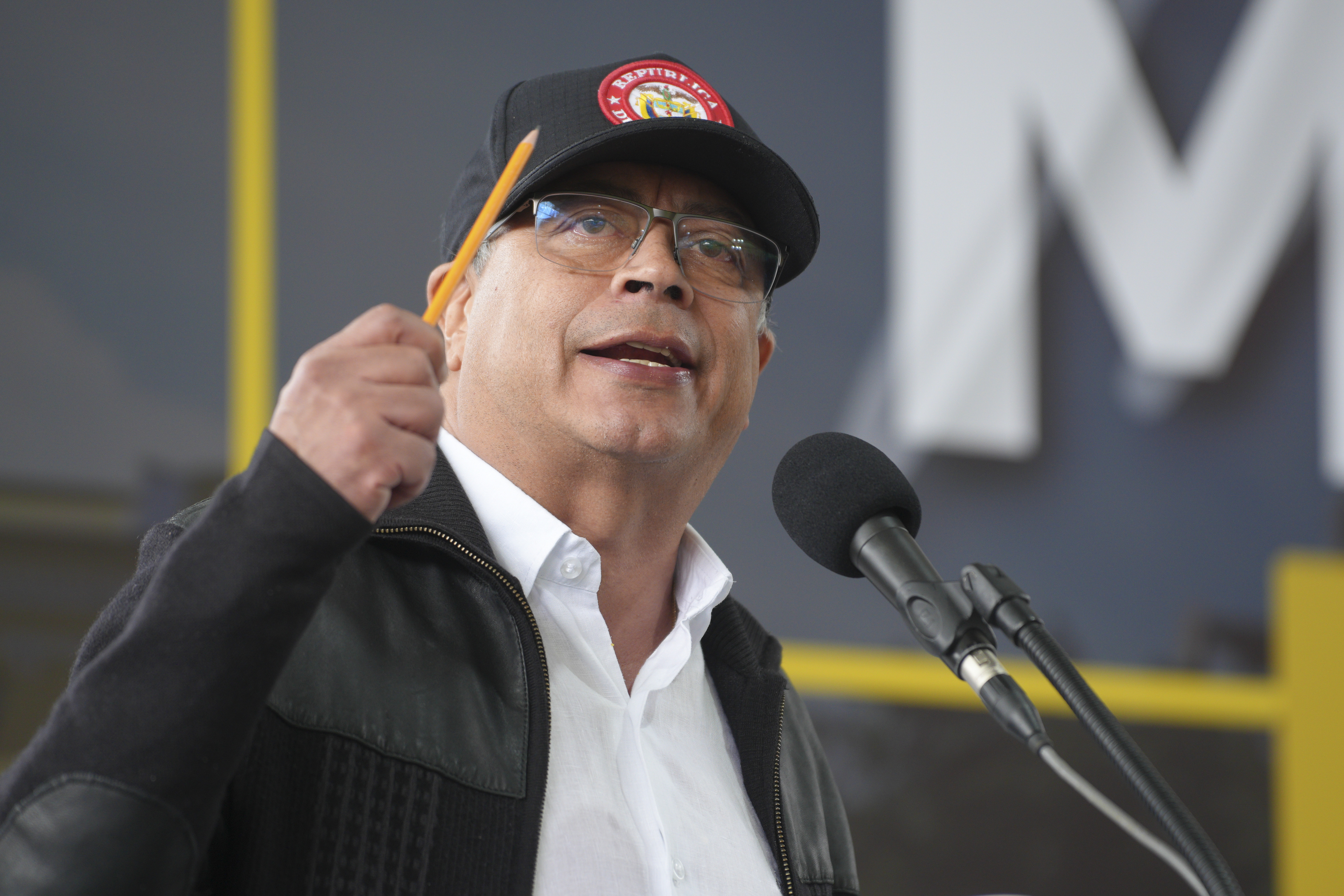 O aprueban más cupo de endeudamiento o decreto emergencia económica: Petro