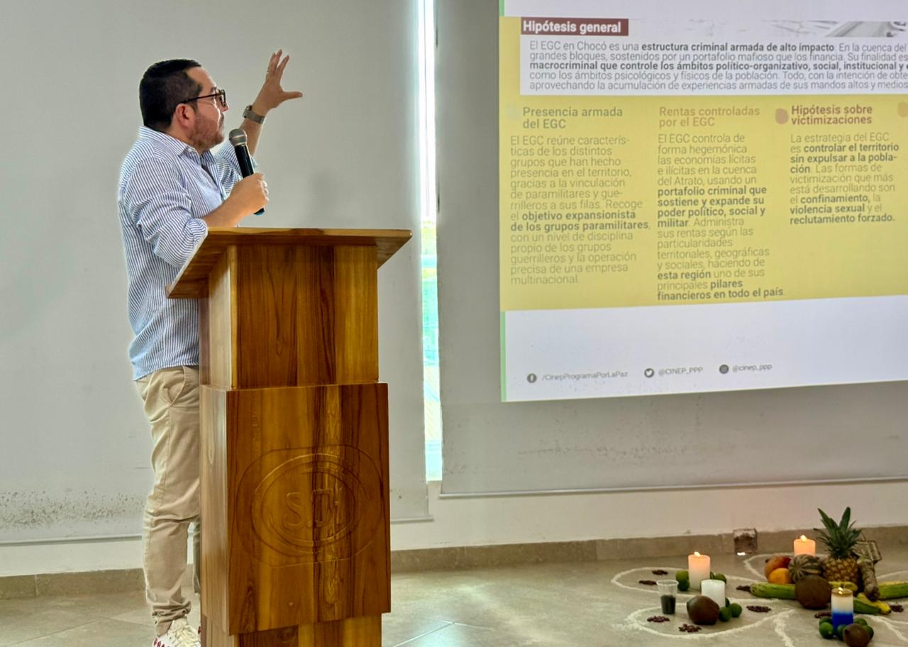 Juan Pablo Guerrero, subdirector del Cinep, presentó los resultados del informe  “EGC en Chocó: violencia, poder y miedo”.