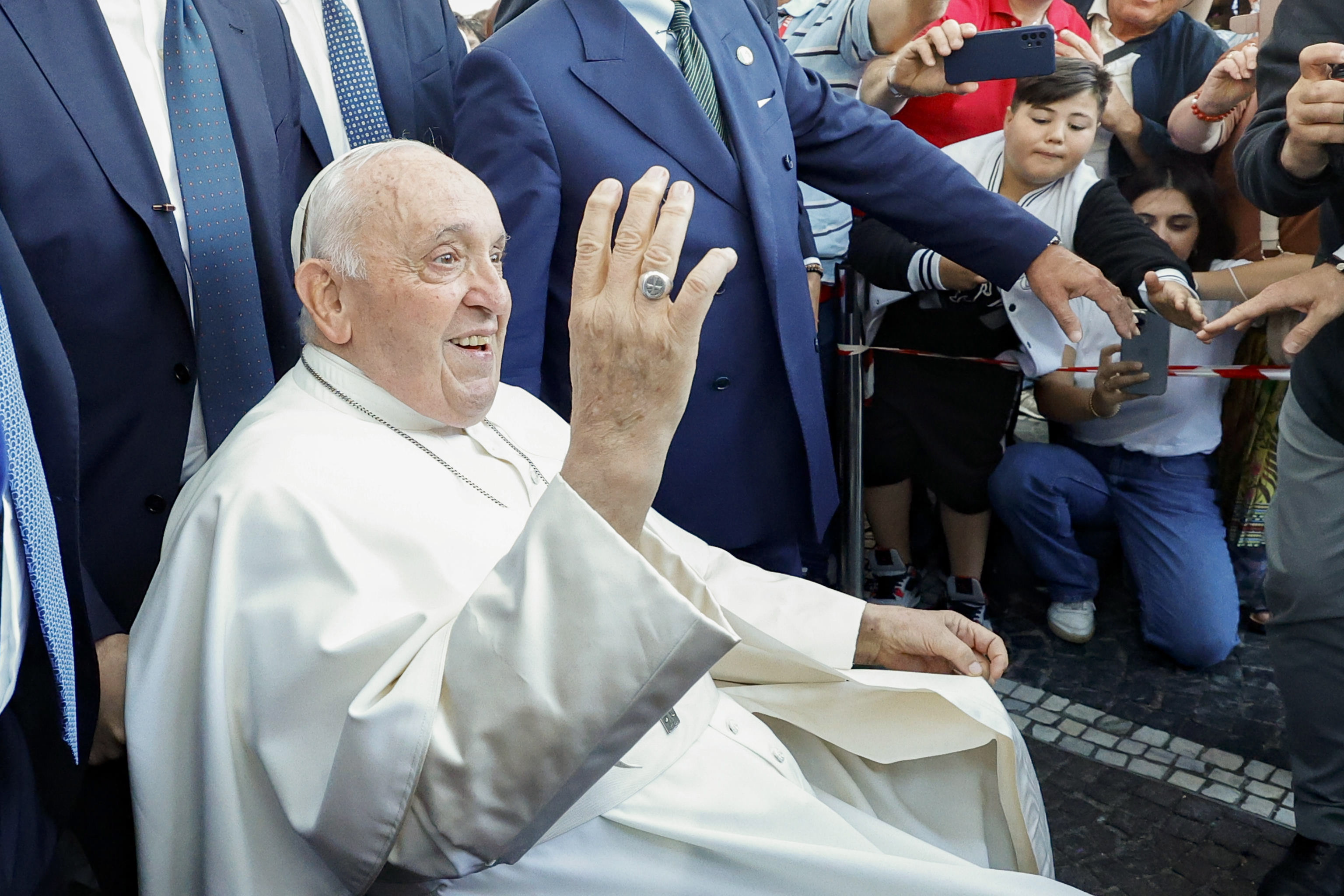 Una transición energética vinculante, ante un mundo que se desmorona, según el papa