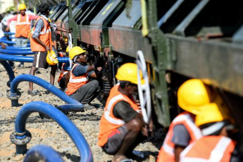 Tren con 50 vagones lleva agua a ciudad india afectada por la peor sequía en décadas