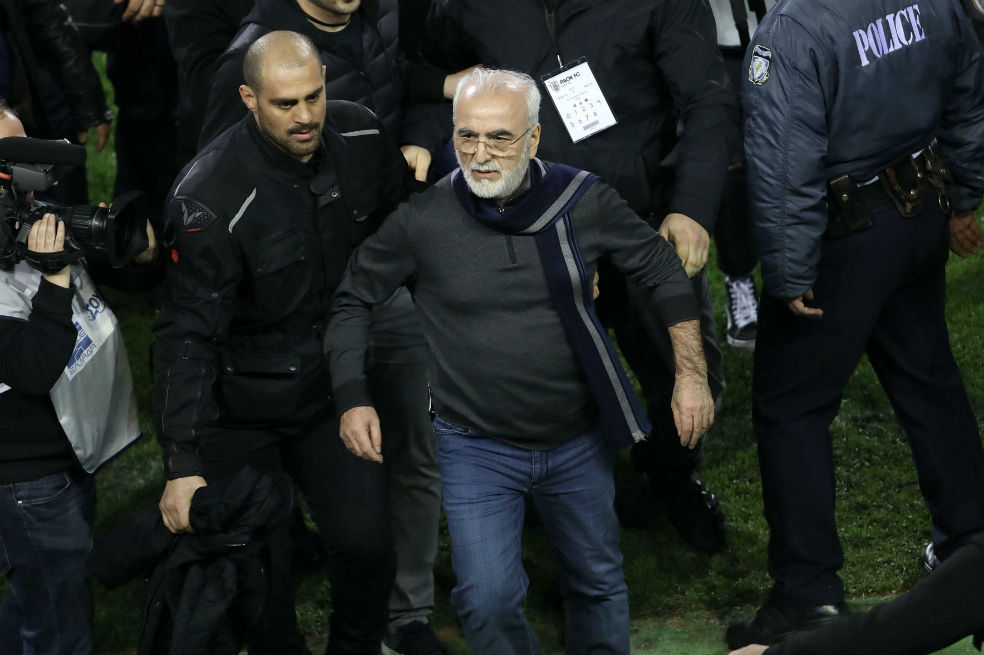 Presidente del PAOK invade armado el campo para protestar un gol anulado
