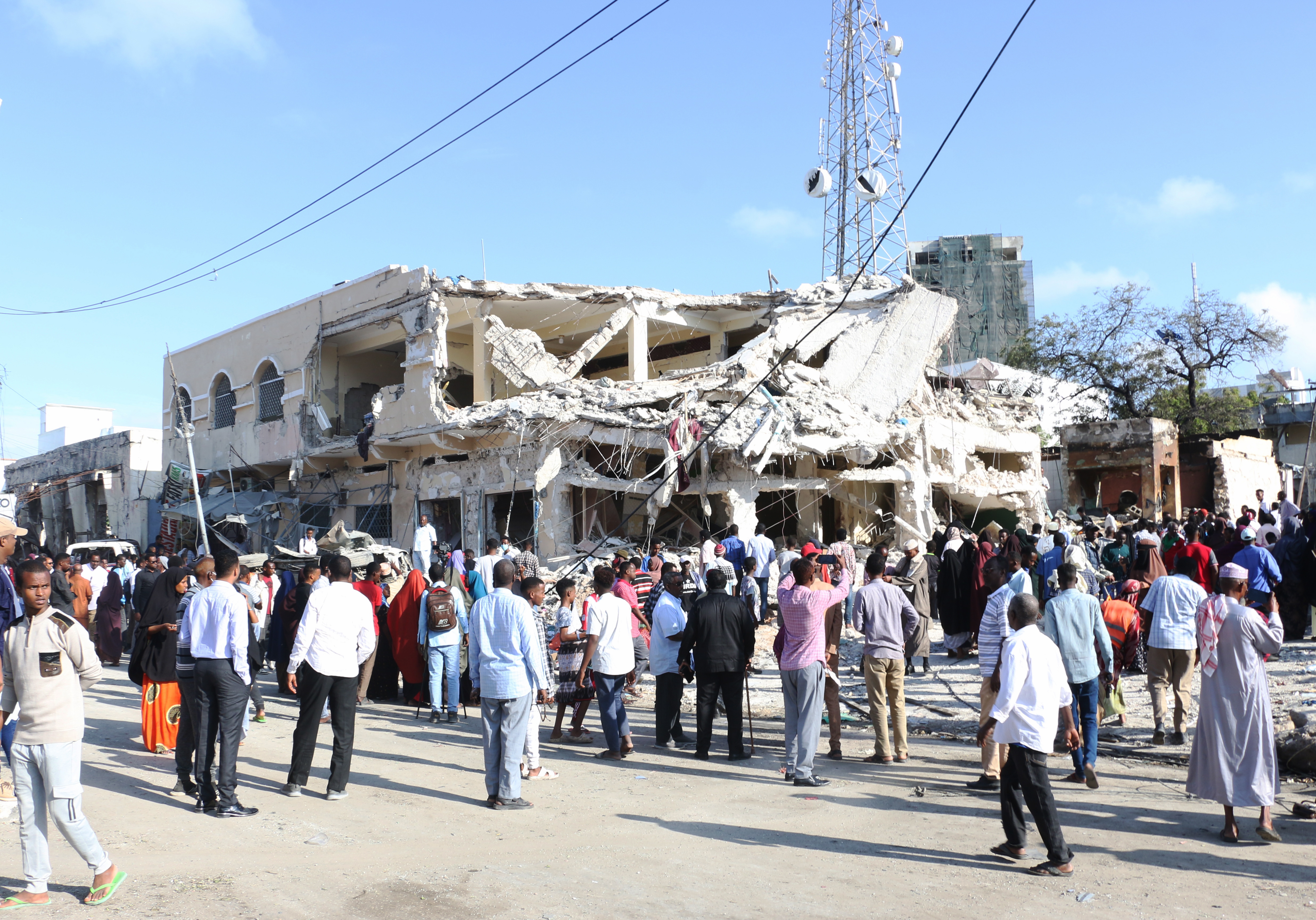 La explosión de dos carros bomba en Somalia dejó al menos 100 muertos