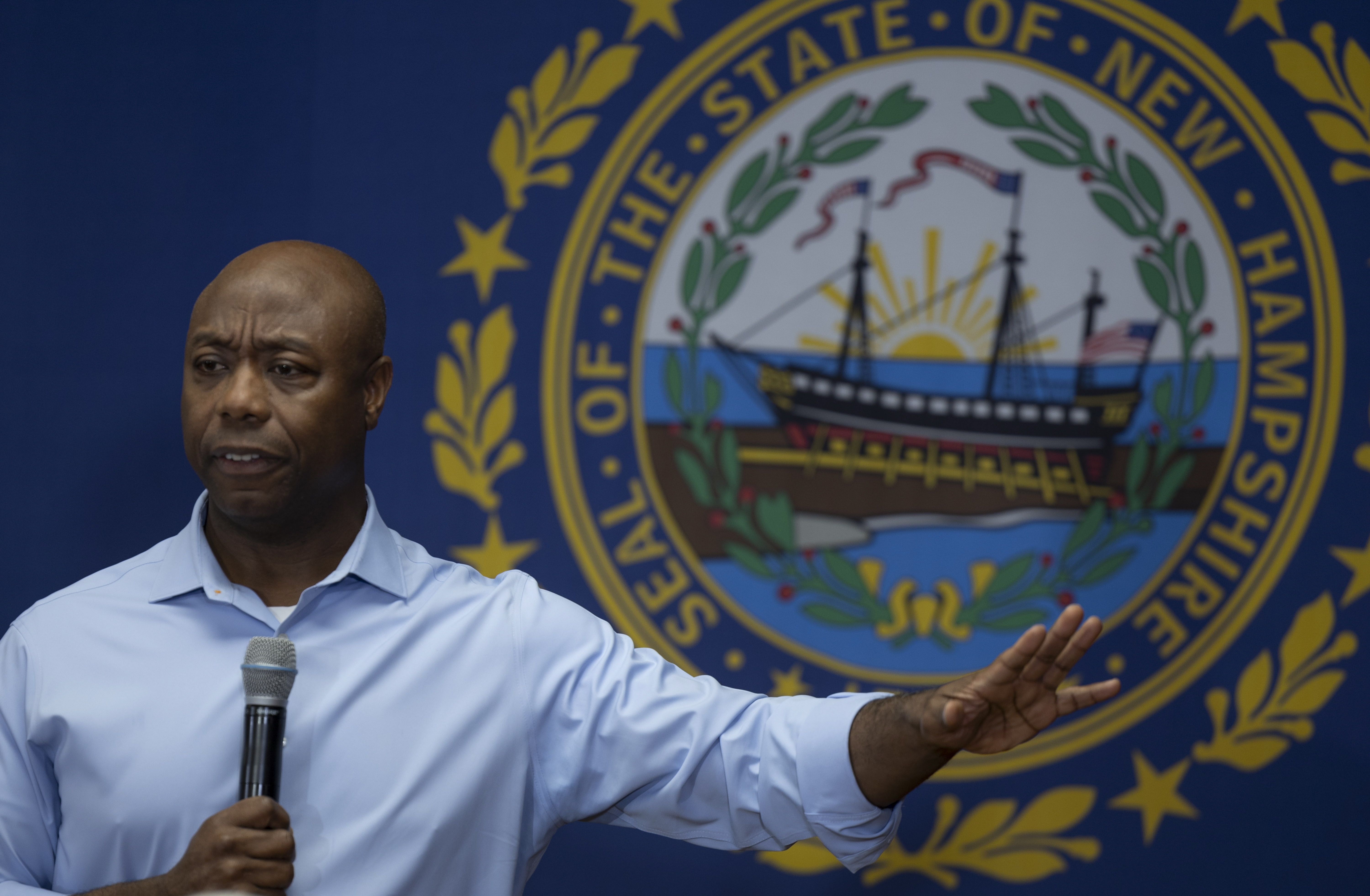 Salem (United States), 18/07/2023.- Senator Tim Scott, Republican candidate for US president, gestures as he addresses New Hampshire voters during a town hall style campaign stop in Salem, New Hampshire, USA, 18 July 2023. Scott is on a one day trip to the state of New Hamsphire, where the first Republican National Primary vote will take place in January of 2024. The Scott campaign recently announced they have reached the donor threshold required by the Republican National Committee to participate in debates, with the first to be held next month on 23 August in Milwaukee, Wisconsin. EFE/EPA/CJ GUNTHER