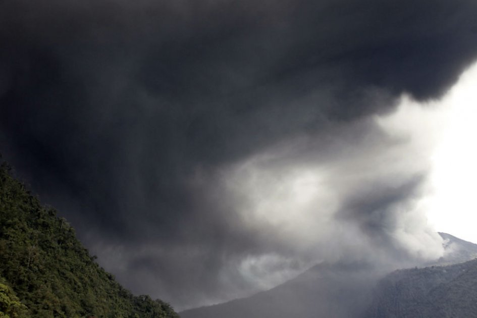 Volcán Turrialba de Costa Rica entra en intensa actividad eruptiva
