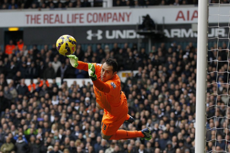 Una buena actuación de Ospina no pudo evitar la caída del Arsenal