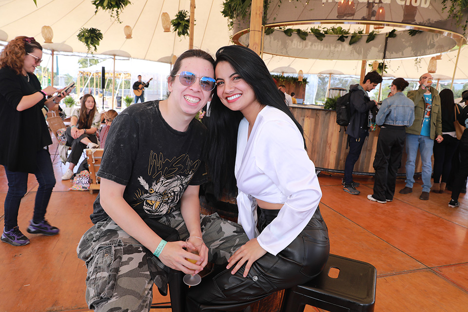 El comediante Camilo Sánchez presentó a su segunda novia: así es su poliamor