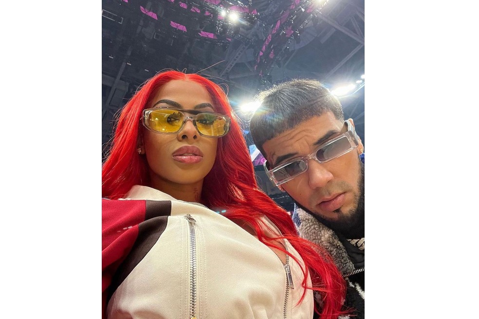 VIDEO: Yailin, novia de Anuel, abandonó un live al escuchar canción de Karol G