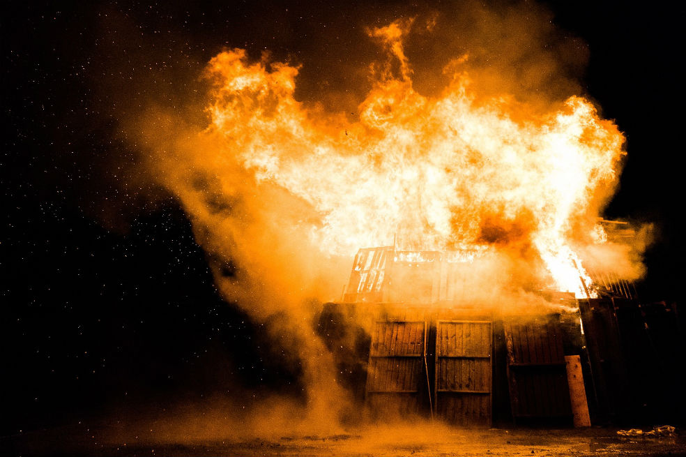 Hombre incendió casa en Argentina con su esposa e hijos al interior tras denuncia por violencia
