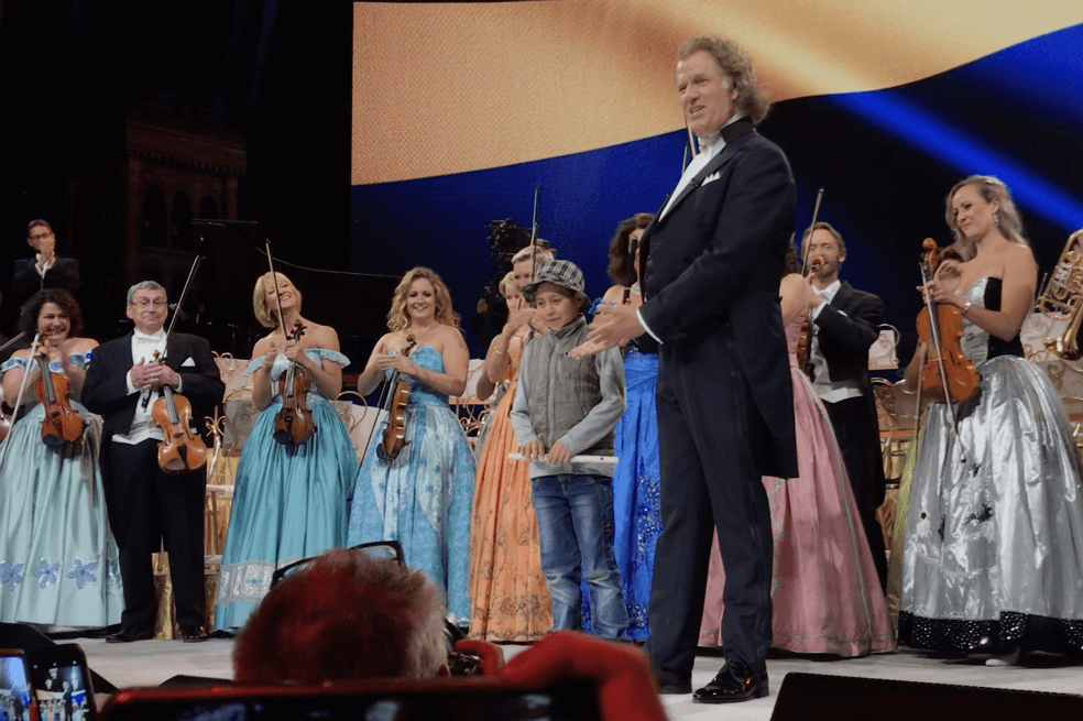 El niño que con una flauta de PVC revivió el concierto de André Rieu en Bogotá