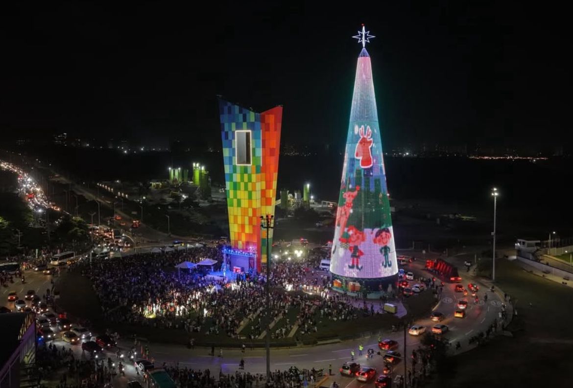 Encendieron el árbol de Navidad más grande del país en Barranquilla: ¿cuánto mide?