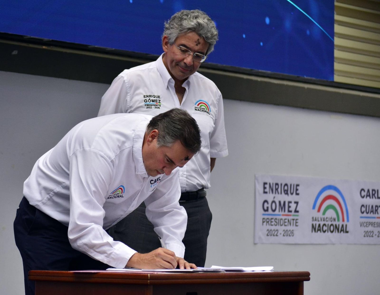 Enrique Gómez inscribe oficialmente su candidatura a la Presidencia