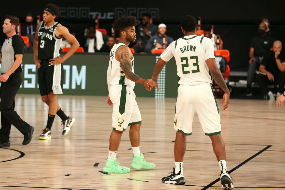 Los Bucks vencieron a los Spurs en partido de preparación