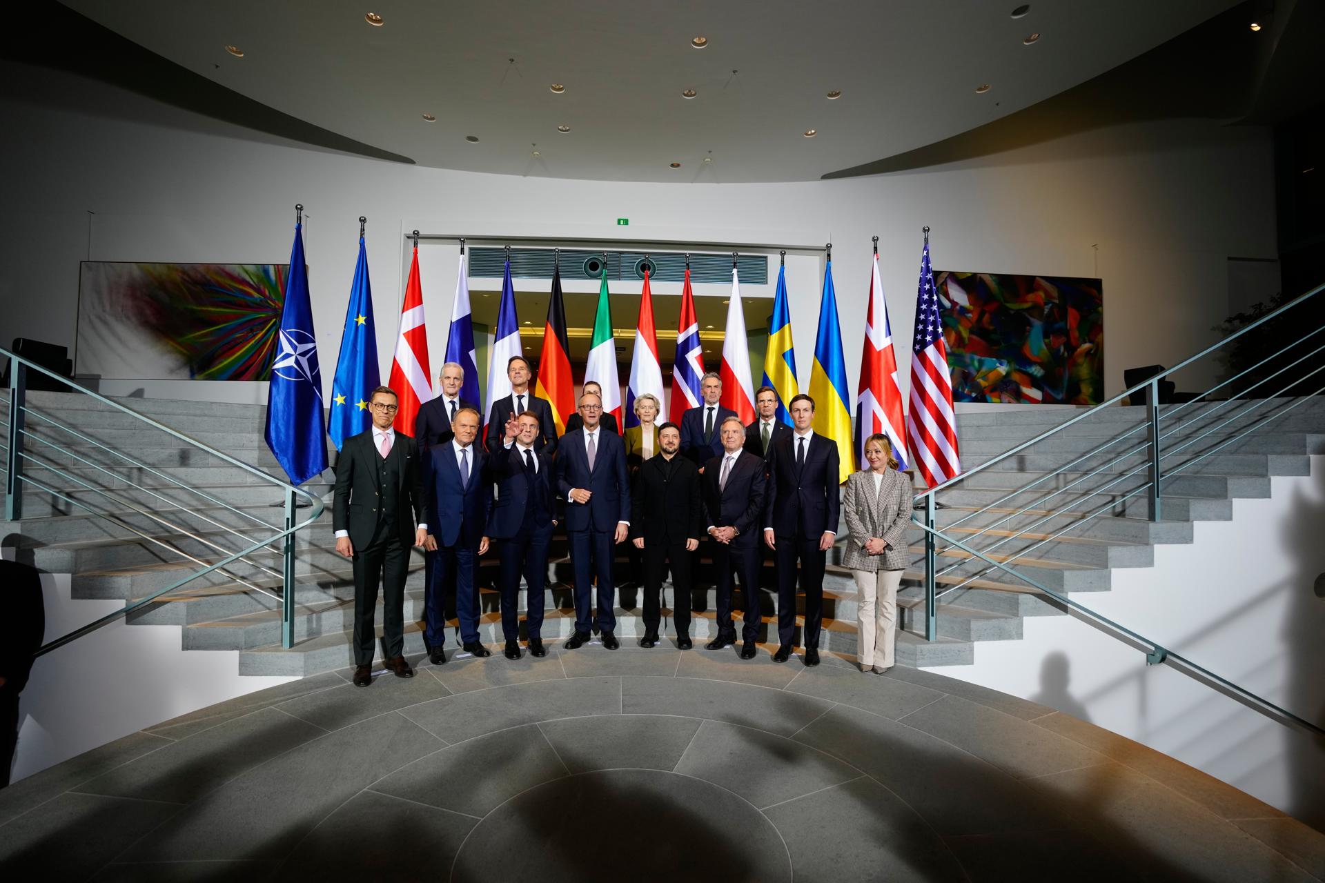 Berlin (DEU), 15/12/2025.- (L-R, 2nd row) Norway's Prime Minister Jonas Gahr Store, NATO Secretary-General Mark Rutte, Denmark's Prime Minister Mette Frederiksen, European Commission President Ursula von der Leyen, Dutch Prime Minister Dick Schoof, Swedish Prime Minister Ulf Kristersson, (L-R, front row) Finnish President Alexander Stubb, Polish Prime Minister Donald Tusk, France's President Emmanuel Macron, German Chancellor Friedrich Merz, Ukrainian President Volodymyr Zelensky, US Special Envoy Steve Witkoff, US president's son-in-law Jared Kushner and Italian Prime Minister Giorgia Meloni pose for a family photo at the Chancellery in Berlin, Germany, 15 December 2025. Berlin hosts US-Ukraine negotiations on a proposed peace plan, including a possible ceasefire in Ukraine, and a broader multilateral summit with key European leaders. (Dinamarca, Francia, Alemania, Noruega, Ucrania) EFE/EPA/MARKUS SCHREIBER / POOL
