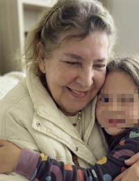 Amparo Jaramillo Eastman falleció junto a su nieta, Violeta Guerrero, en el pasillo de un apartamento del edificio Guadalupe, al sur de Cali. La mujer de 73 años era especialista en Desarrollo Comunitario, Humanidades.