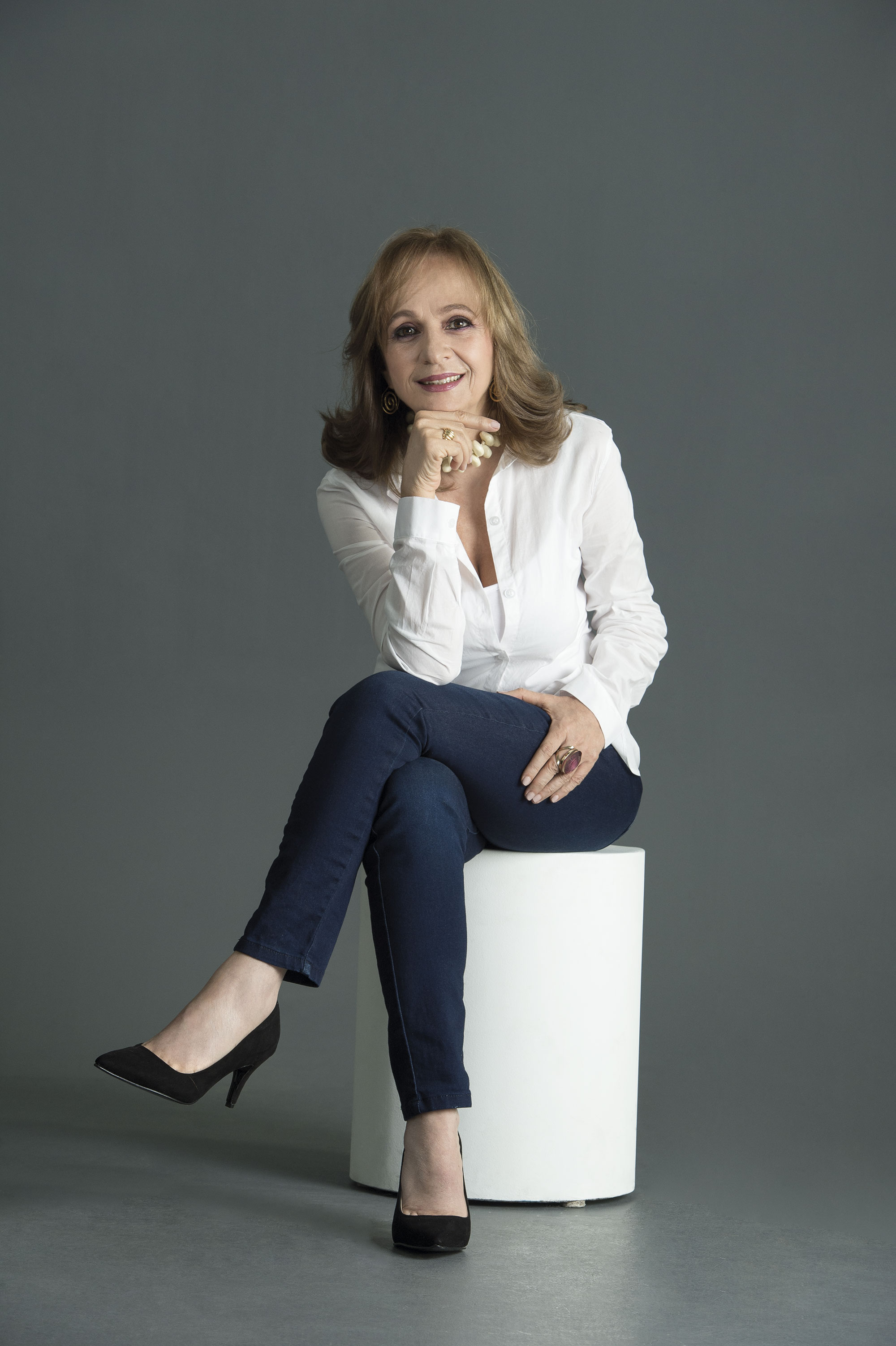 Mujeres en la políticaAmapola, la hija de Paloma Valencia, habla como una ‘cotorra’, aunque solo tiene dos años. La senadora cree saber por qué: desde que la llevaba en la panza tenía que soportar horas y horas de discursos. Después de su nacimiento, cuando cumplió tres meses, arrancó con ella a recorrer el país. Ahora, con frecuencia la lleva al Congreso. En ese medio de palabras que van y vienen, parece normal que el lenguaje sea uno de sus fuertes.