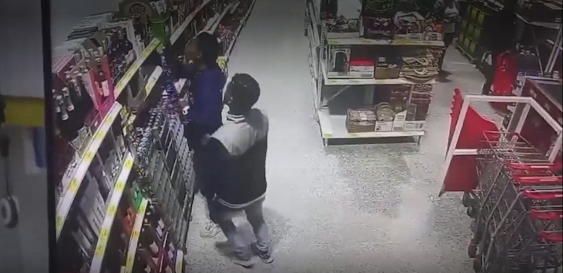 Robo en D1 de Bogotá: todo quedó grabado por cámara de seguridad