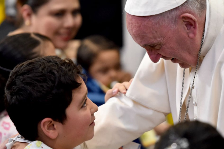 «La cariñoterapia» del papa en hospital de México
