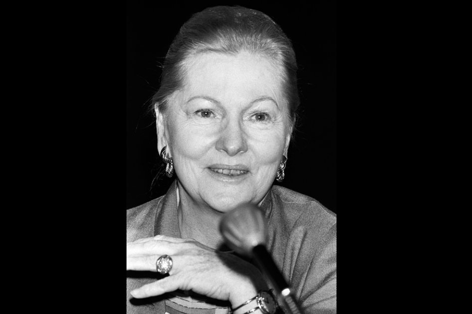 Hitchcock incluyó a Fontaine en su primer filme estadounidense, una adaptación de 1940 de la novela "Rebecca" de Daphne du Maurier.