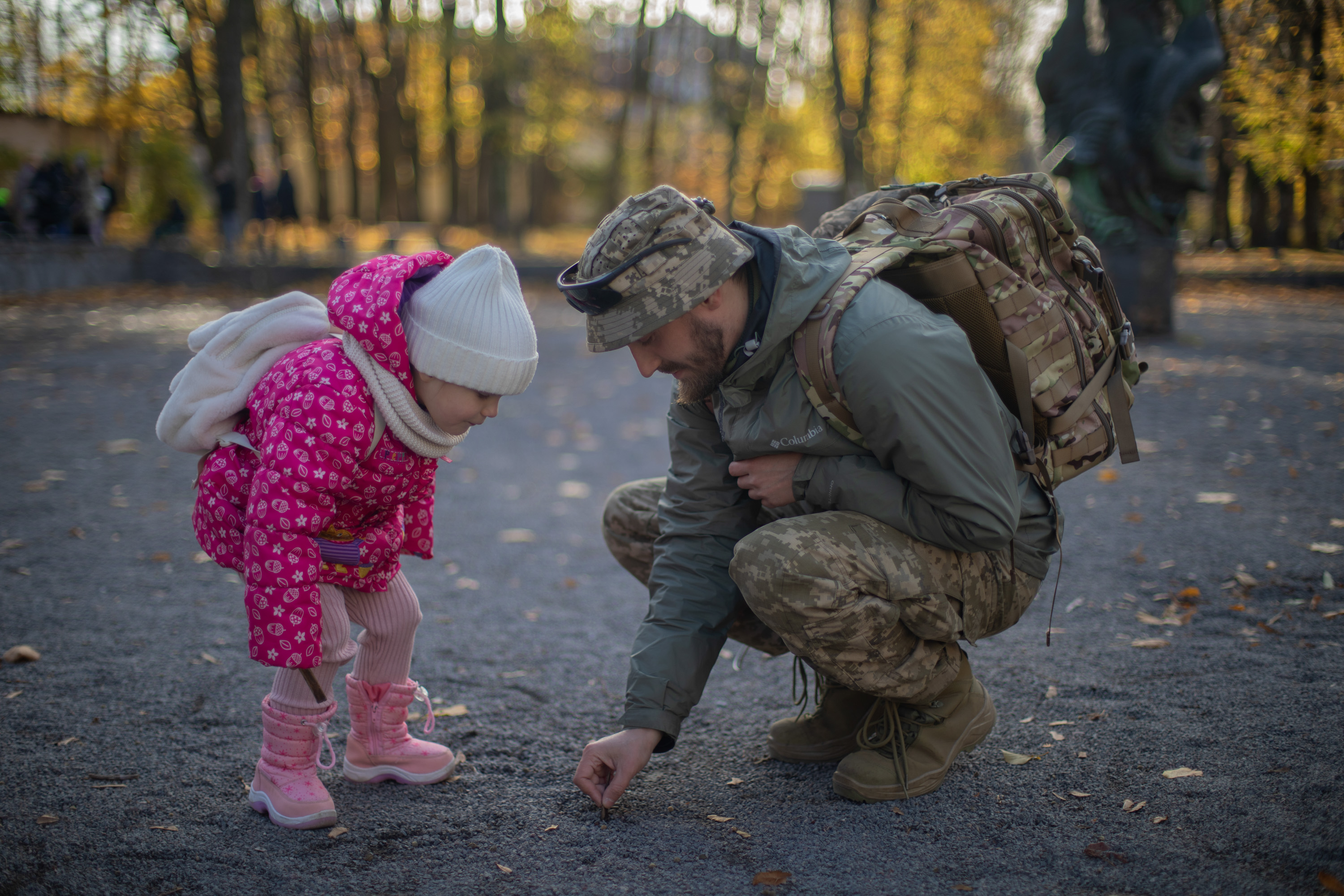 Un militar ucraniano aprovecha sus últimas horas de descanso antes de volver al frente y juega con su pequeña hija en el parque Iván Frankó de Leópolis.