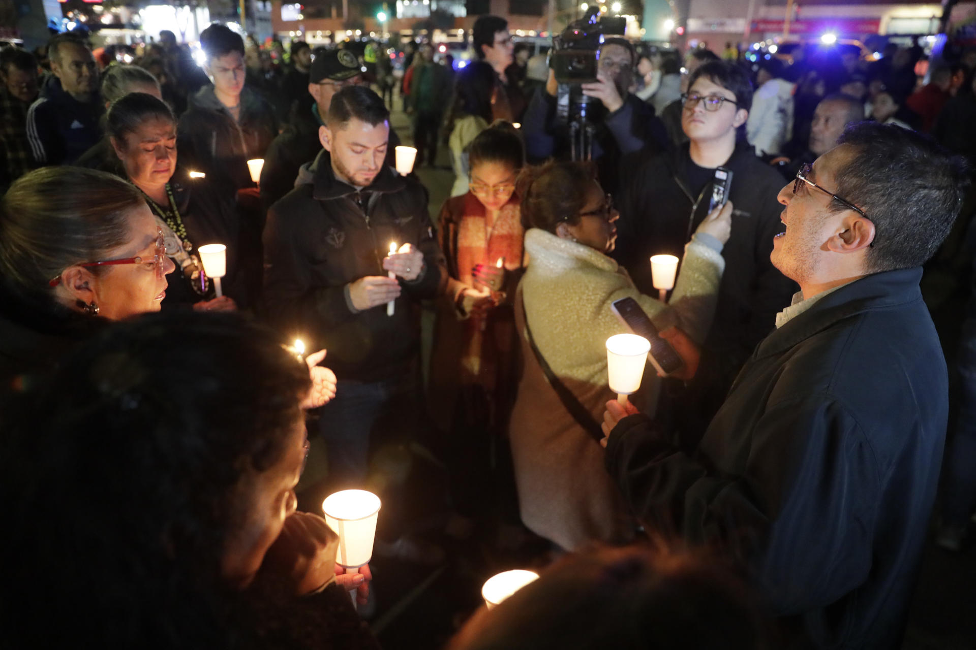 AME4312. BOGOTÁ (COLOMBIA), 07/06/2025.- Personas encienden velas a las afueras de la Fundación Santa Fe donde fue trasladado el senador colombiano Miguel Uribe Turbay este sábado, en Bogotá (Colombia). Uribe Turbay fue trasladado a la Clínica Fundación Santa Fe de Bogotá, una de las instituciones médicas más reconocidas del país, tras ser gravemente herido con varios disparos. EFE/ Carlos Ortega