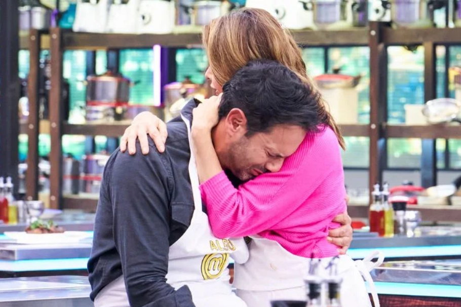 Alejandro Estrada rompió en llanto en MasterChef: no paró hasta que lo consolaron