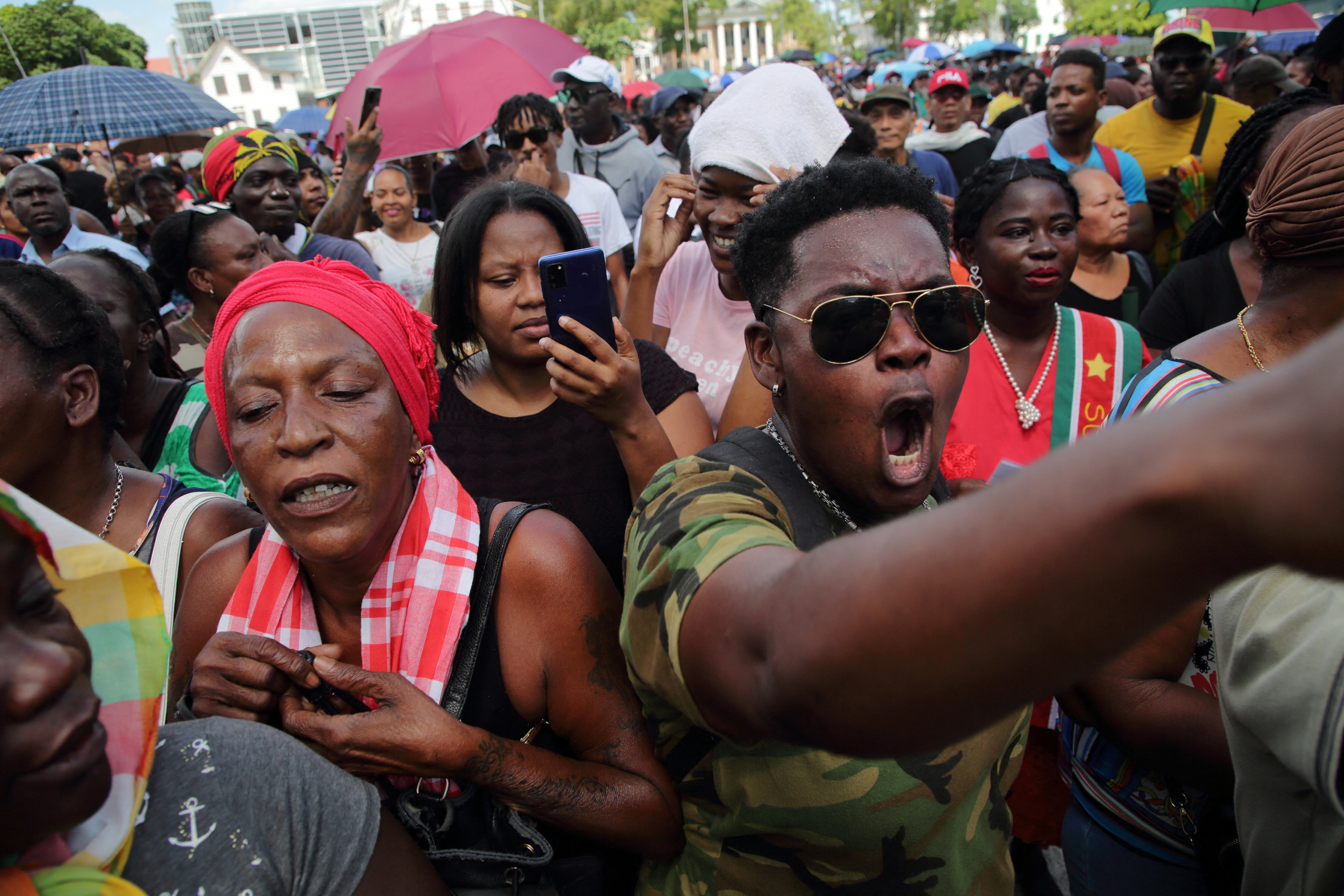 Surinam: protestantes intentan ingresar al Parlamento y piden nuevo presidente