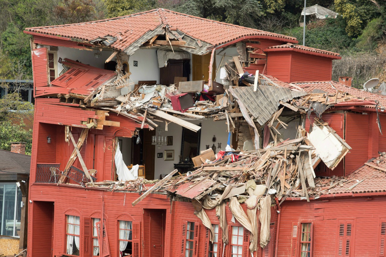Un buque de carga, de 225 metros de longitud, choca contra villa histórica en Estambul