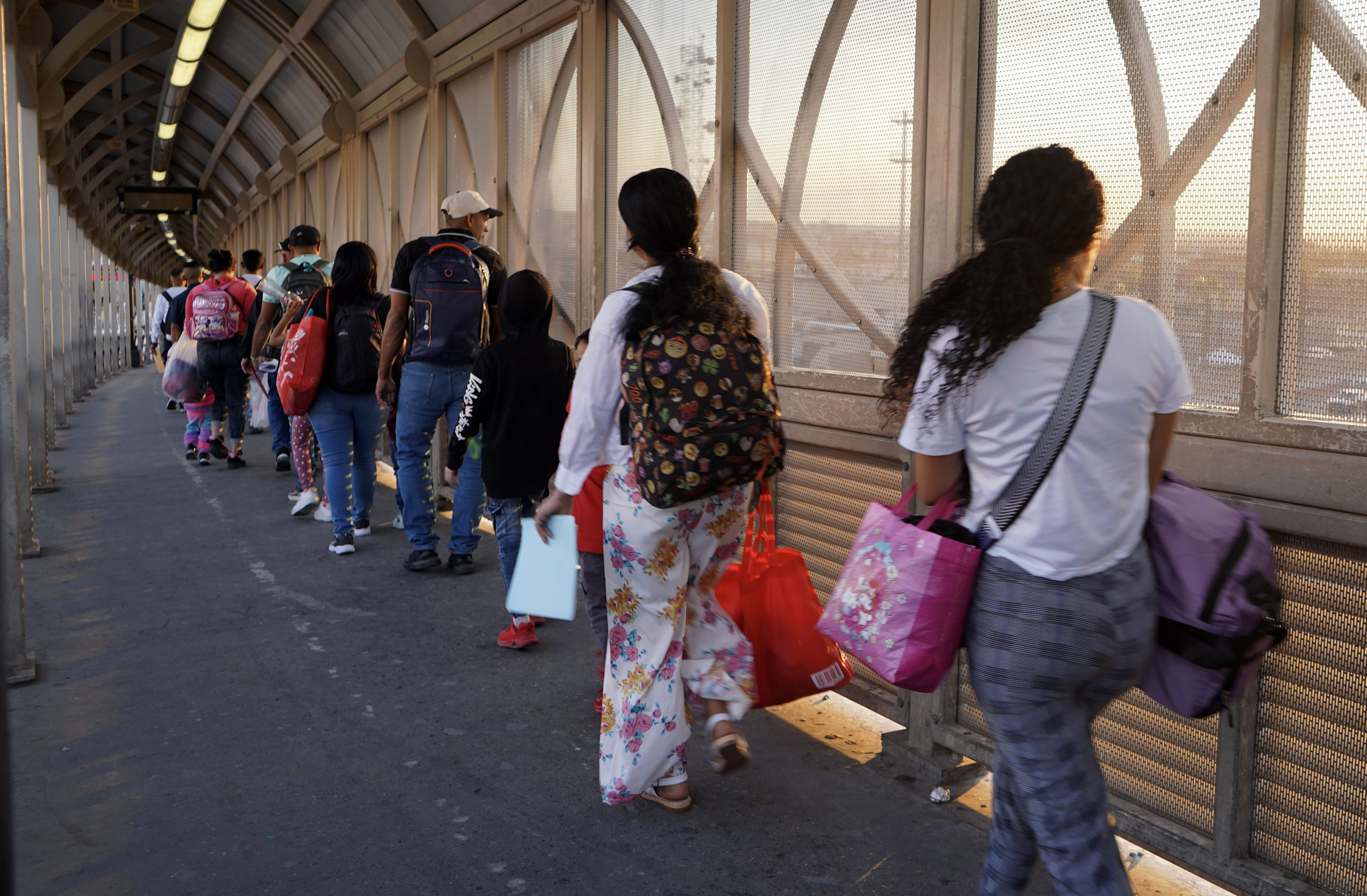-FOTODELDÍA- USA5823. EL PASO (ESTADOS UNIDOS), 14/06/2024.- Inmigrantes pasan por el puerto de entrada de la frontera, este viernes en El Paso,Texas (Estados Unidos). Estados Unidos no planea aumentar el número de citas diarias disponibles en la aplicación CBP One, que permite a los migrantes que llegan a la frontera sur presentarse en un puerto de entrada para poder pedir asilo en el país. EFE/César Contreras