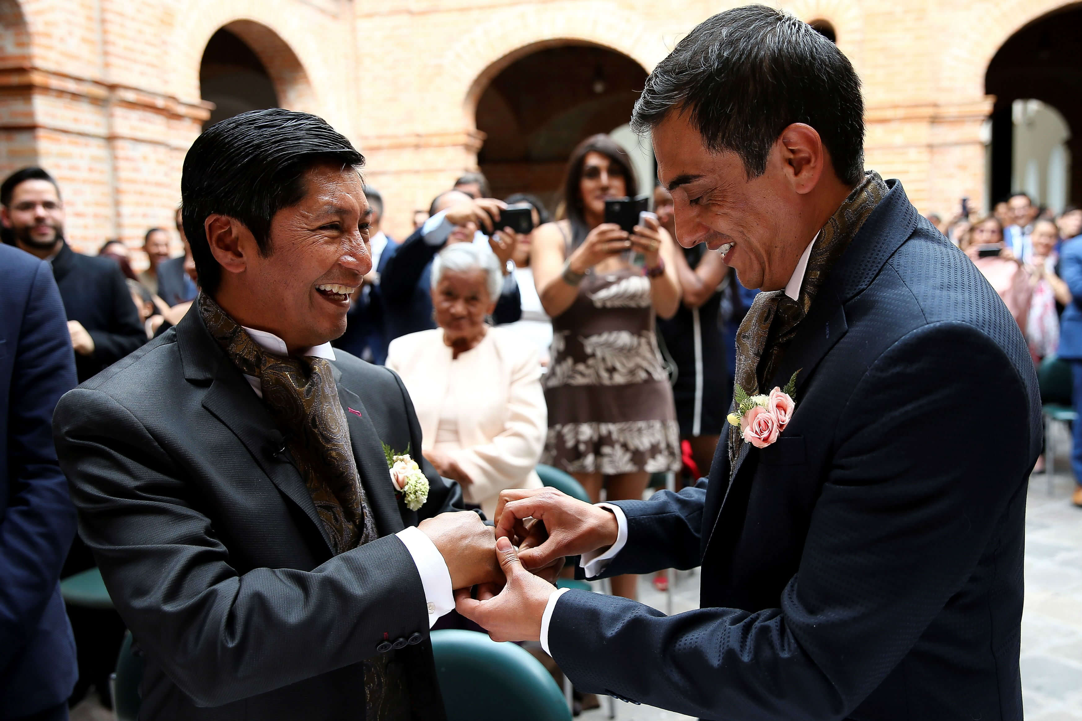 El emotivo «sí» de la pareja que luchó por el matrimonio igualitario en Ecuador