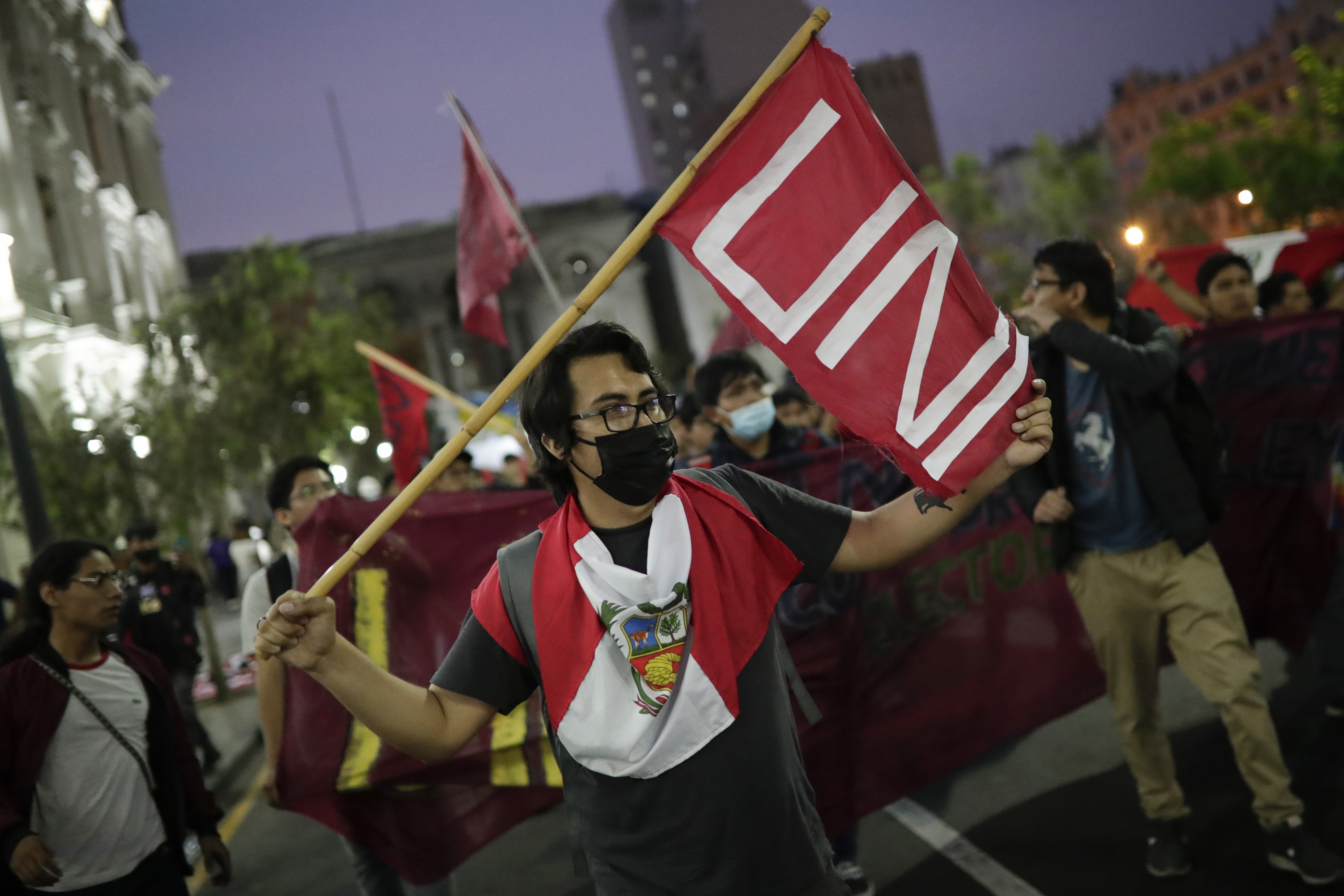 Pese a las incontables crisis en Perú, ¿por qué la economía se mantiene a flote?