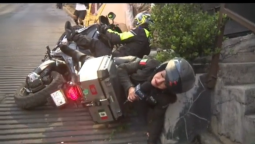 Video: reportera y su compañero se cayeron de una moto en plena emisión de noticias