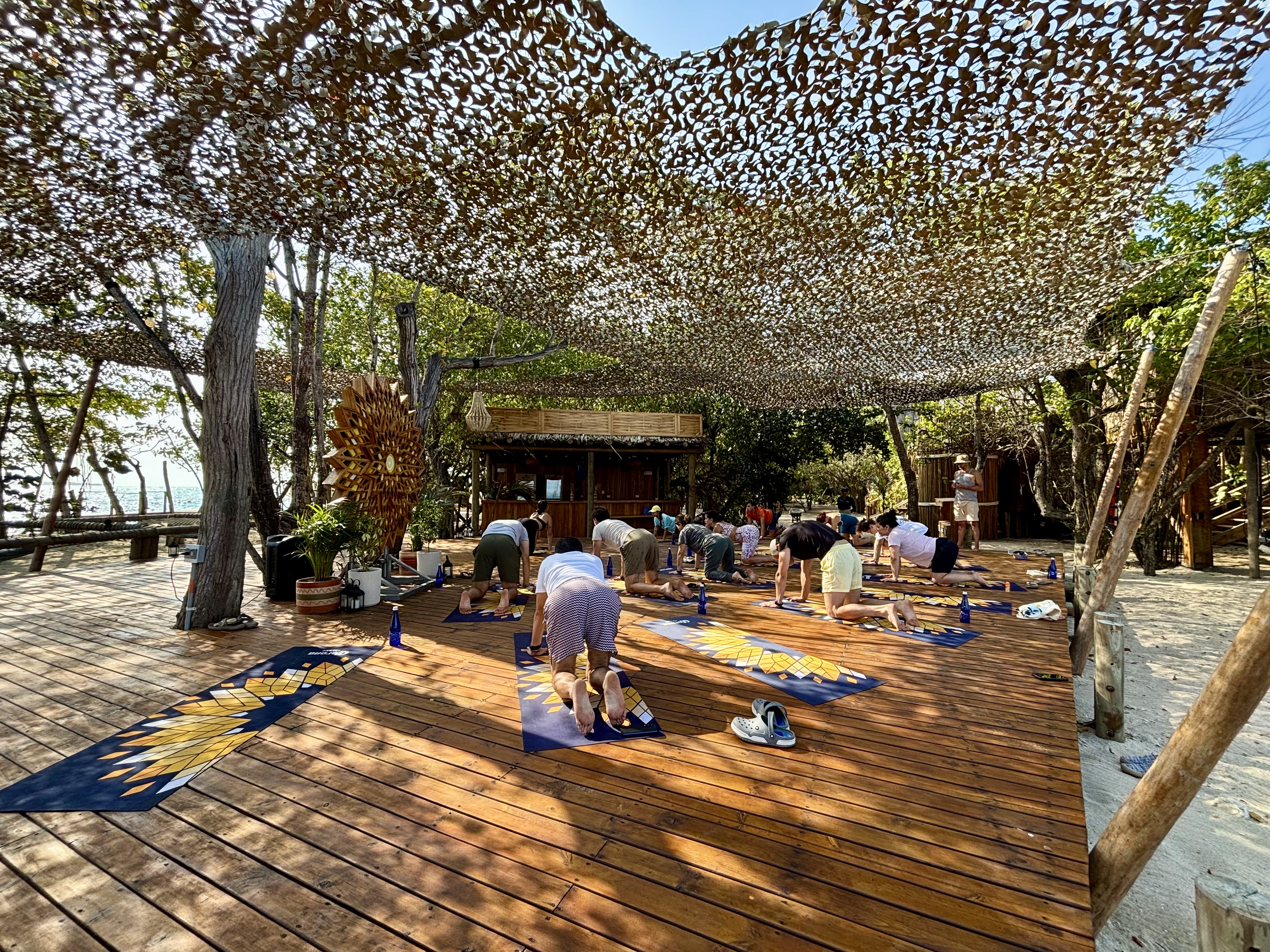 Los visitantes pueden disfrutar de clases de yoga, sound healing y masajes relajantes, todas diseñadas para fomentar el bienestar.